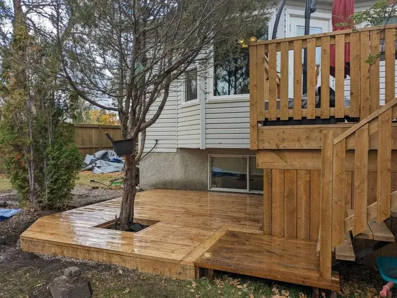 Side view of the tree well and deck edge